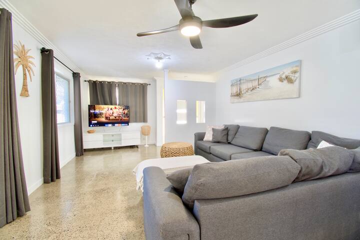 Warana Waves | Poolside Family Getaway gallery image 2