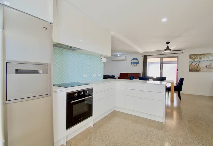 Warana Waves | Poolside Family Getaway gallery image 4