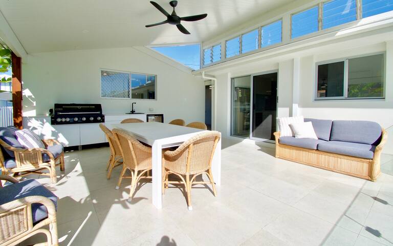 Warana Waves | Poolside Family Getaway gallery image 5