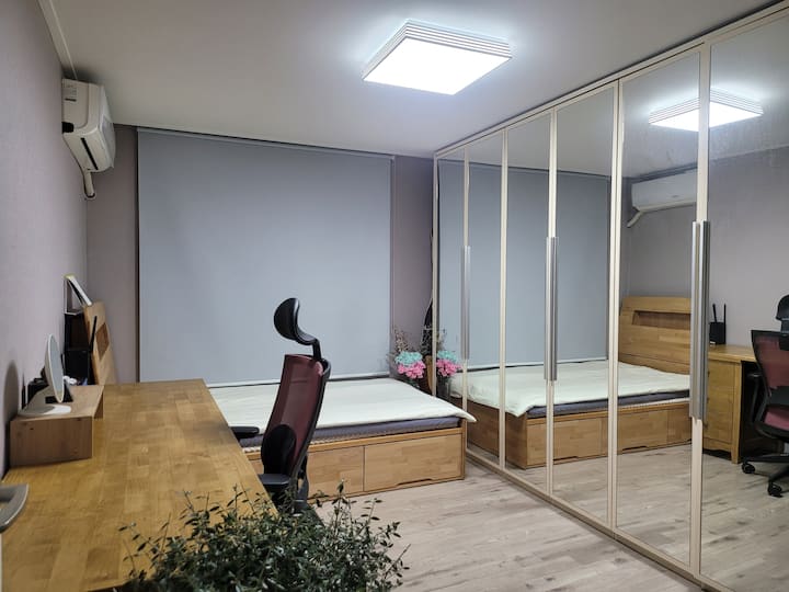 部屋2;大型机 シングルベッド 大型クローゼット インターネットWi-Fi。エアコン