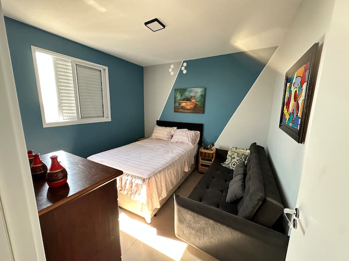 Suite parentale avec lit Queen Size et canapé-lit.