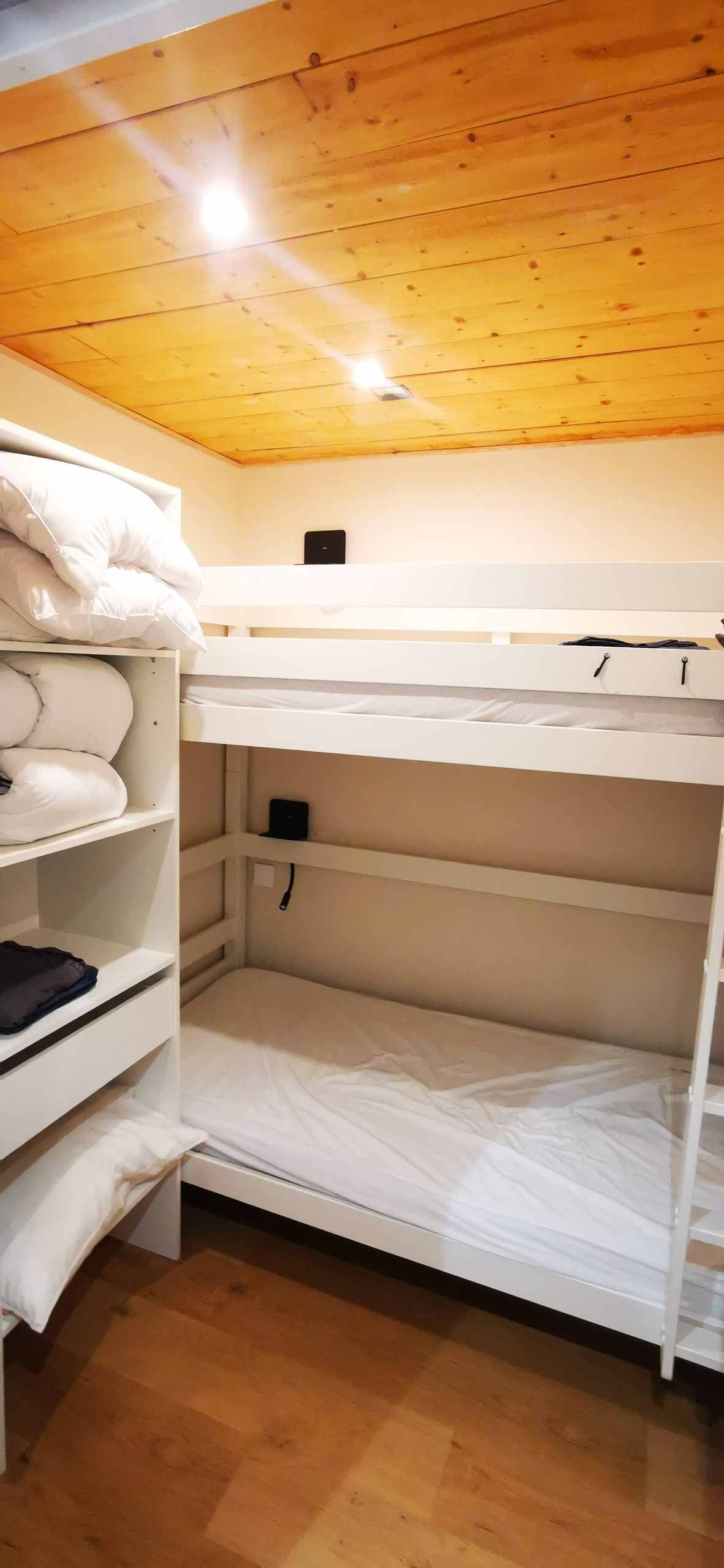 chambre avec lits superposés (90 x 200)
étagères de rangement et espace de suspension