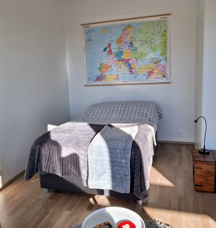 רוחב המיטה הוא 120 ס"מ.