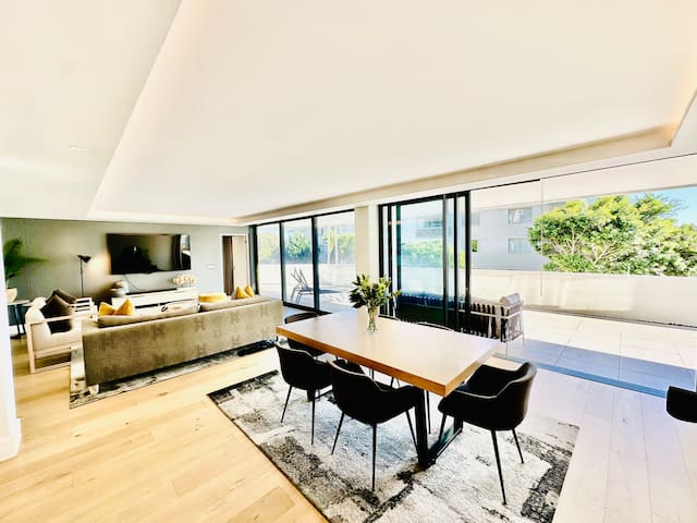 Sea Point – Luxury 2 Bedroom Apartment – Inverter!