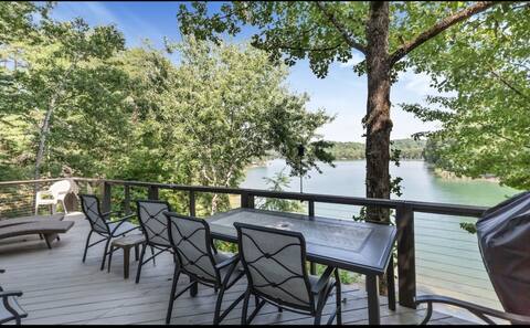 Cantrell Point Cottage on Keowee