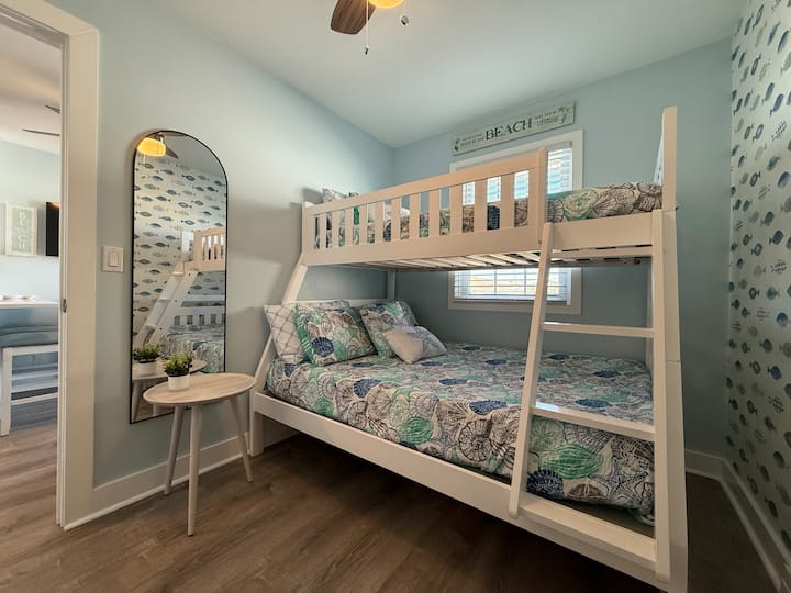 Dulces sueños te esperan en esta divertida y acogedora litera, ¡perfecta para niños o cualquier persona joven de corazón!