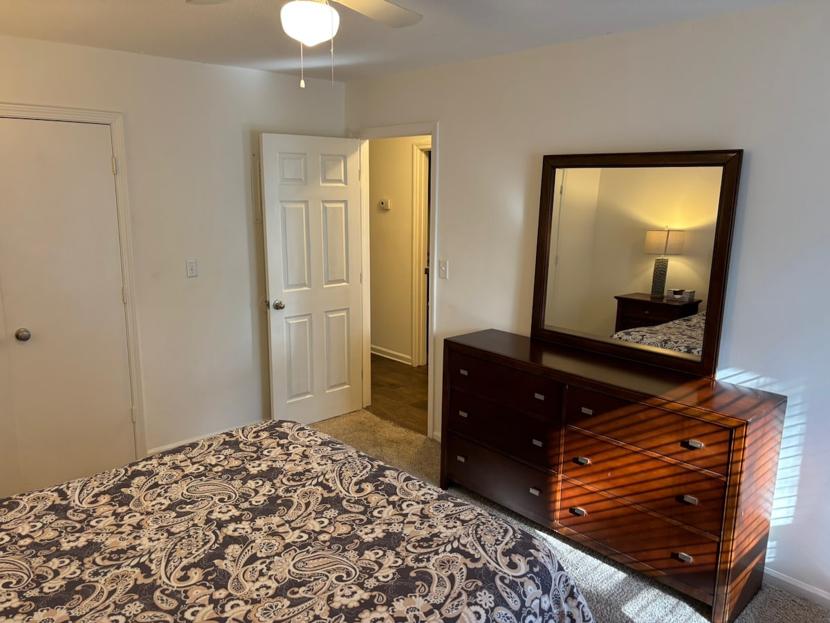 Priamo cez chodbu od kúpeľne. Veľká komoda a šatník