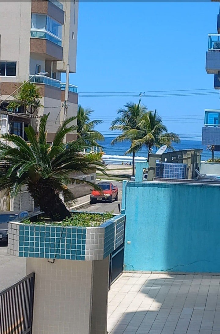 Pamje anësore e dritares së dhomës së gjumit. 
Dhomë gjumi me 1 krevat dopio - mbulesë mbrojtëse. 
Ventilator tavani, me telekomandë.
Ventilatori i dyshemesë. 
Reformuar në janar/25.
*Dritare dhe dysheme të reja.
*Pikturimi i tavanit dhe mureve.
Privatësi e plotë për vizitorët.