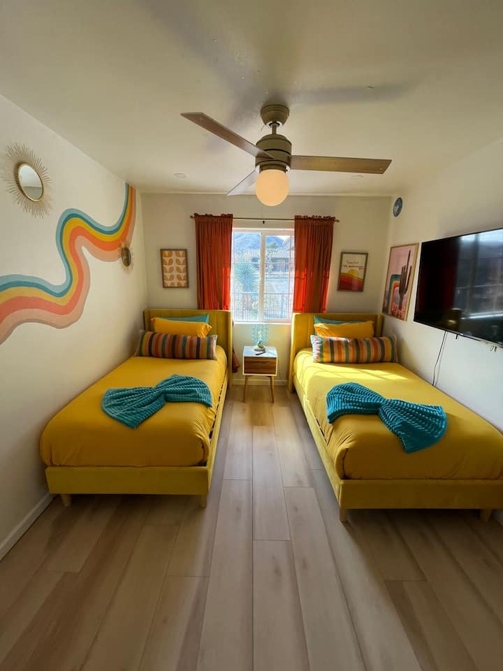 2 удобни единечни кревета, шарен декор и пријатен амбиент.