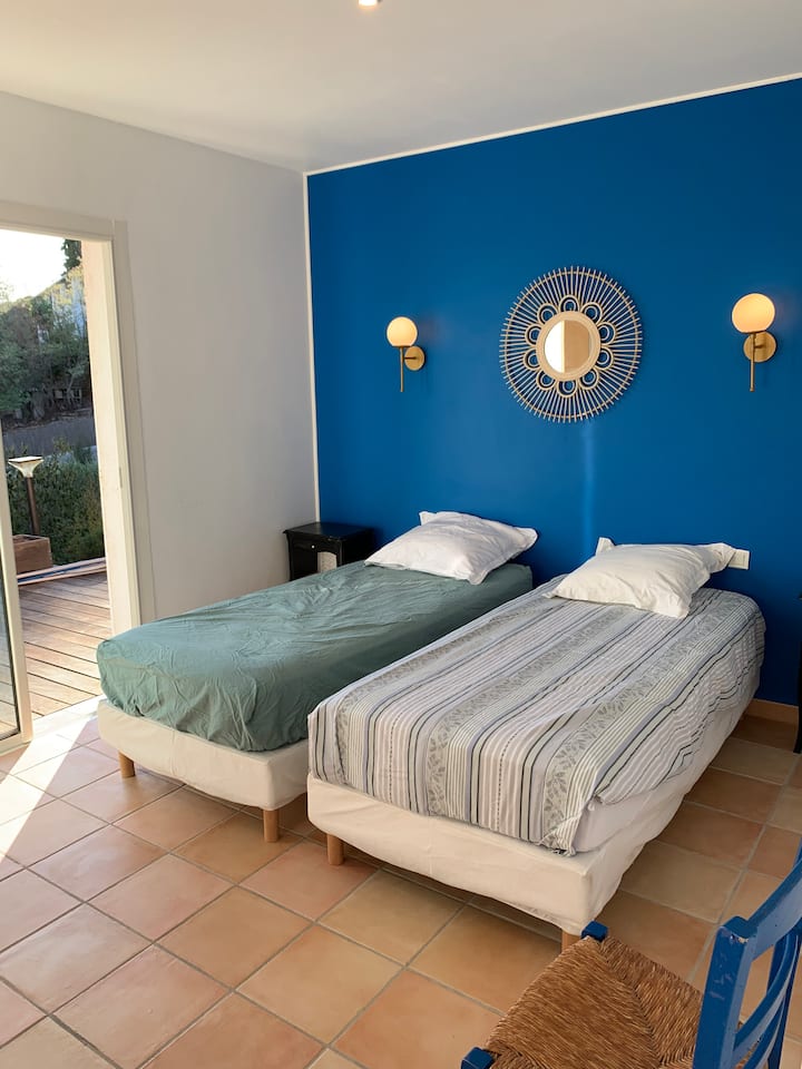 ห้องนอนพร้อมโต๊ะทำงานตู้เสื้อผ้าและชั้นวางของ เตียงสามารถใช้ร่วมกันหรือแยกกันได้