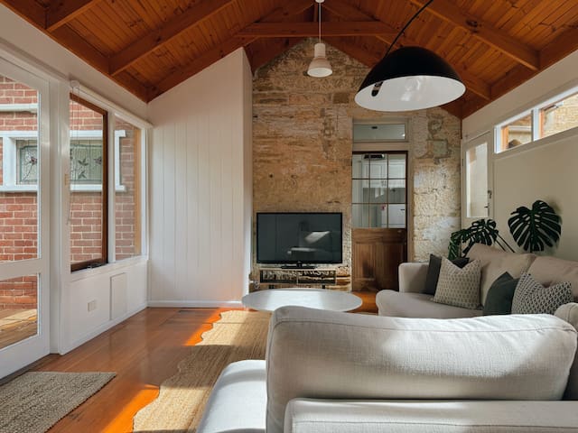 Chic Home Near Hobart CBD| Mountain Views|Fire Pit