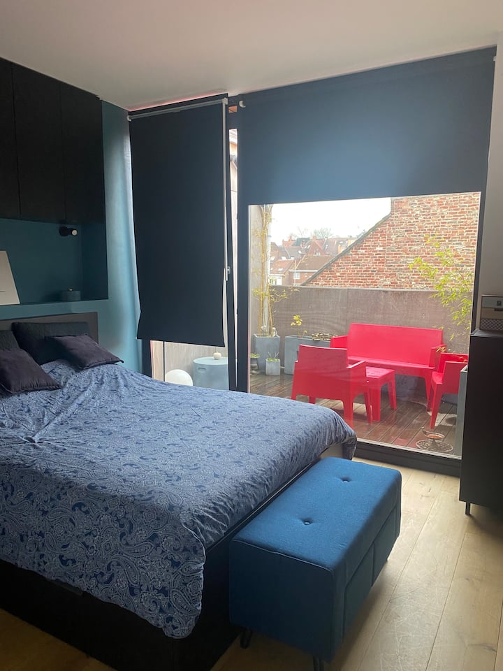 Საწოლი ორი ადამიანისთვის (1მ60) თავისი საშხაპე ოთახით და ცალკე ტერასით საძინებელში.