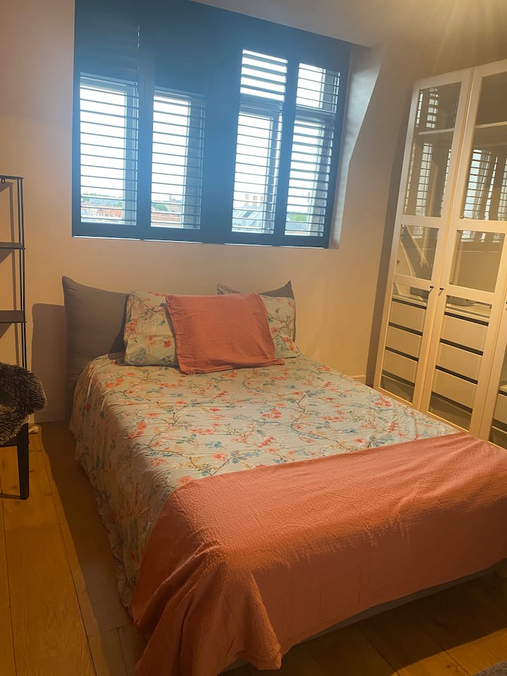 Საწოლი ორი ადამიანისთვის (1მ40) თავისი ცალკე სააბაზანოთი. 