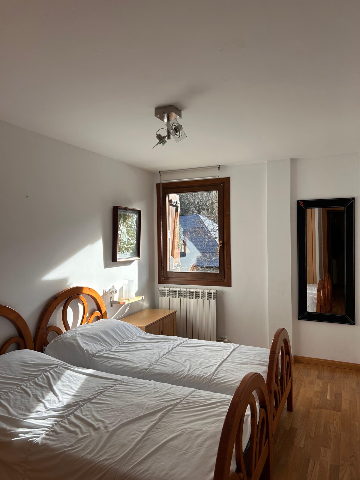 松木舒适卧室，明亮宽敞。 大容量定制橱柜。