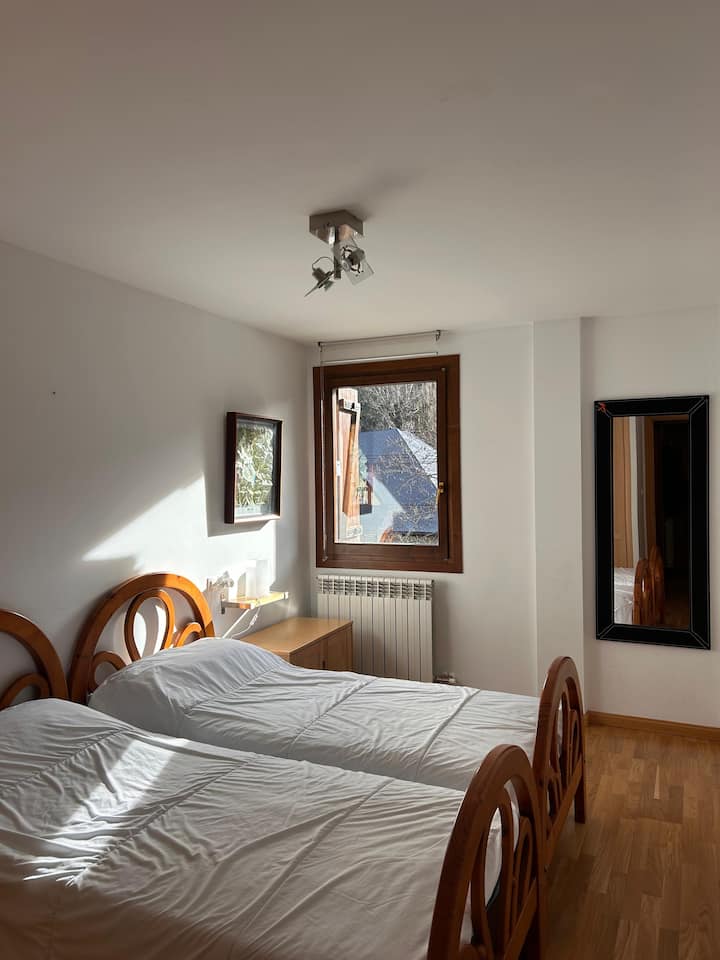 غرفة نوم مريحة في خشب الصنوبر، مشرقة وواسعة. خزانة مخصصة كبيرة السعة.