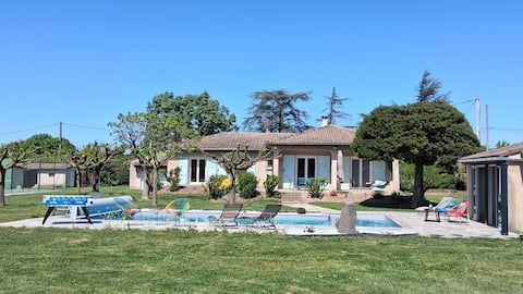 Swimming-pool, tennis & petanque Villa Massijuni