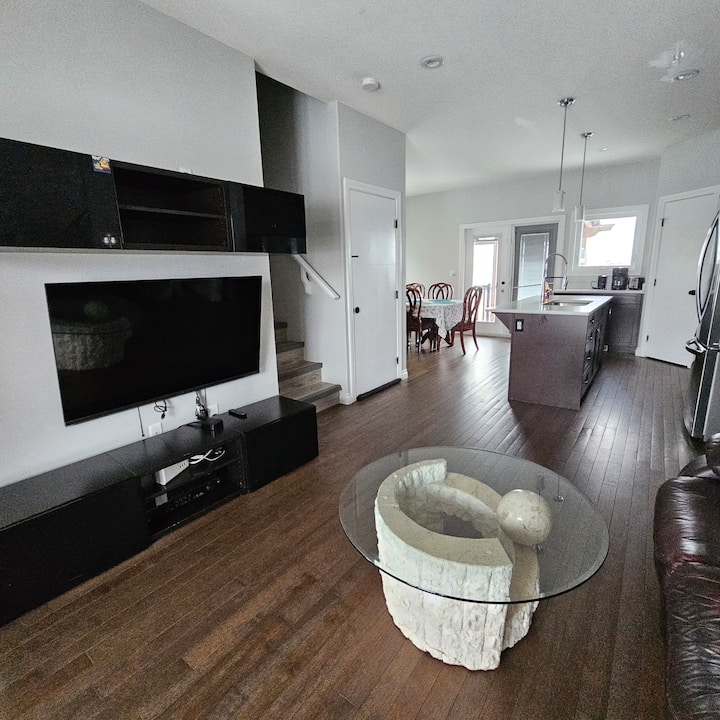 San Shine Casa W/ 3 Bedrooms & 3 Bath Home - Saskatoon