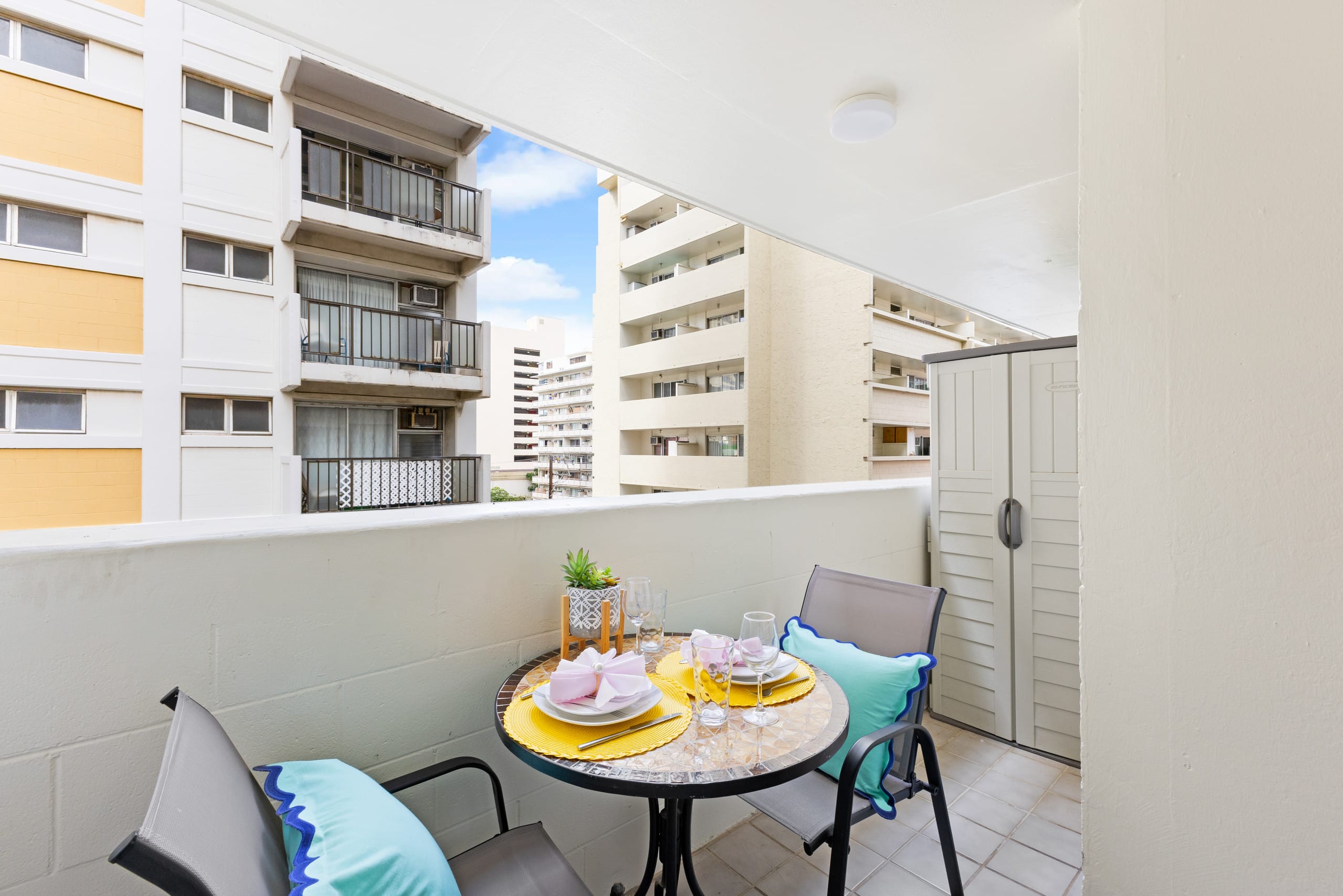 Waikiki Beach 1 Block Away - Image 11