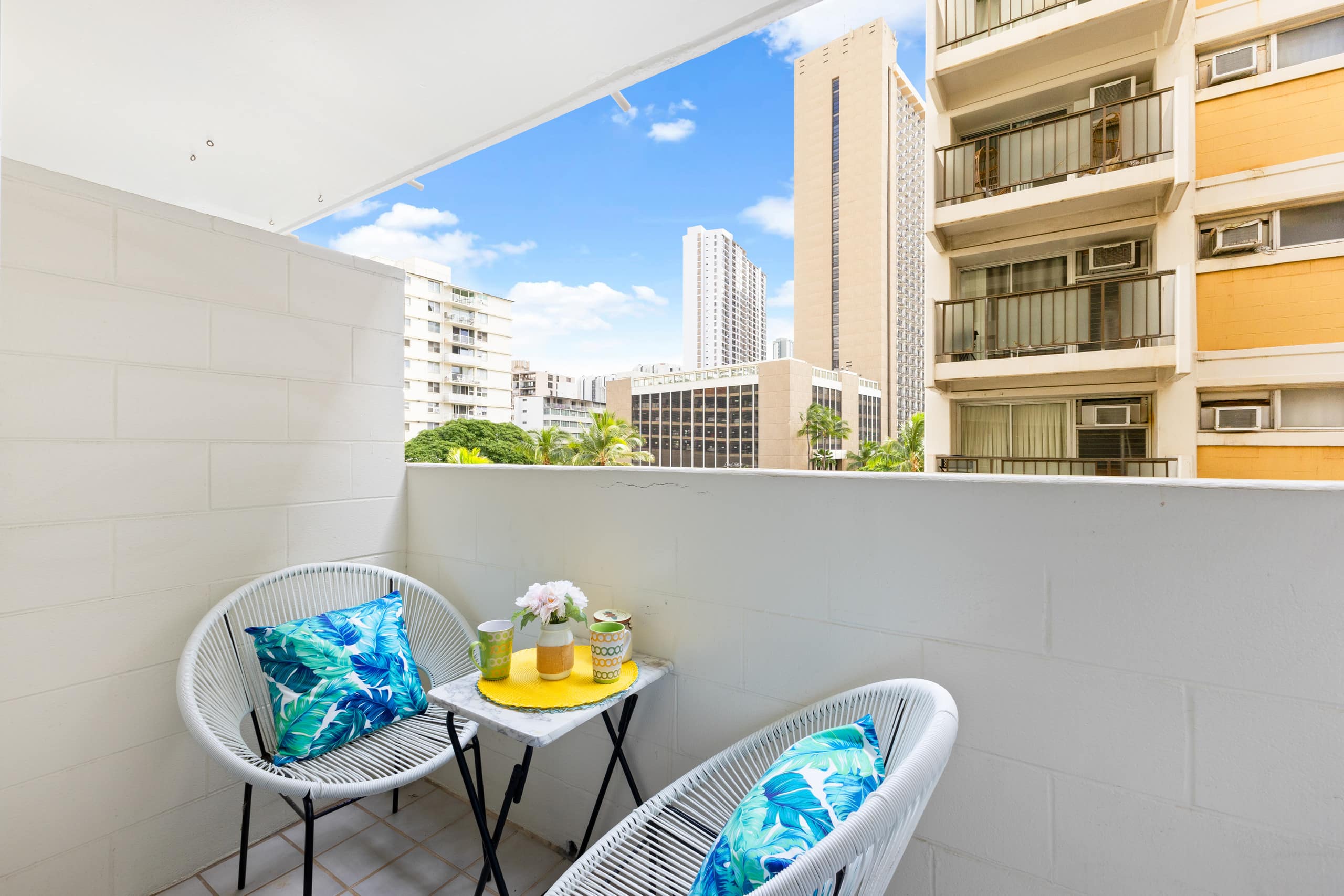 Waikiki Beach 1 Block Away - Image 8