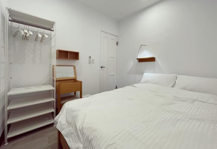 床頭燈跟床及衣櫃化粧桌