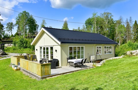 Sleeps 9, 40 min from Oslo. By water and forest