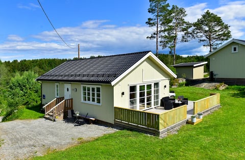 Sleeps 9, 40 min from Oslo. By water and forest
