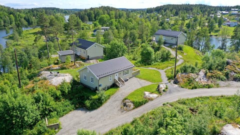 Sleeps 9, 40 min from Oslo. By water and forest