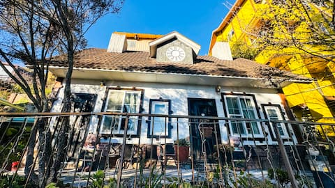 Four-person scenic cabin