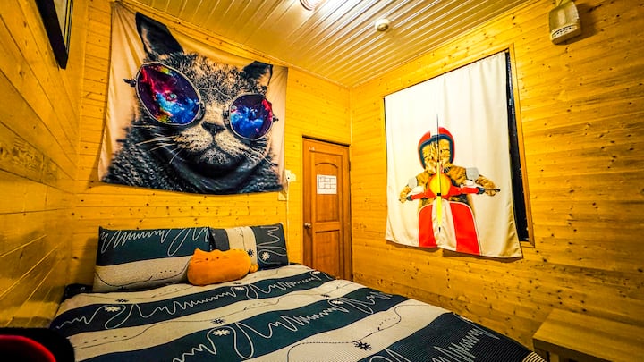 Qingjing 31 Homestay | Six-Person Family Room with Cats