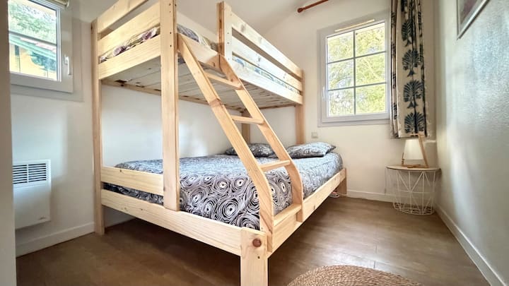 Lits superposés
Lit du haut 90 cm
Lit du bas 140 cm 

Linge de lit et serviettes en option 
(Détails et réservation sur l'application Services additionnels)