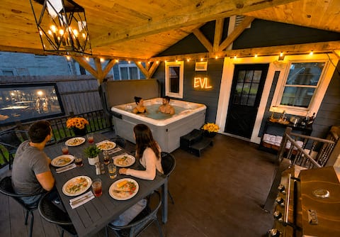 BEST Location/HOT TUB/Outdoor movie/Firepit/Games!