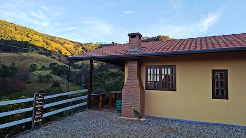 Popular Airbnb listing: Som do Riacho Chalet, with whirlpool and fireplace in Paraisópolis
