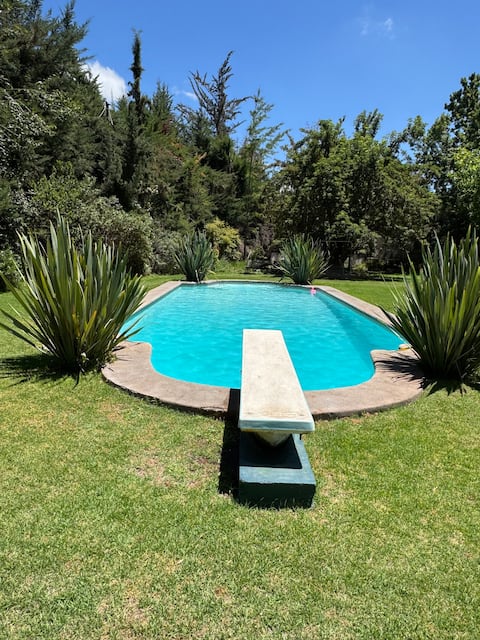 Exclusive company/friends plot. No promenade