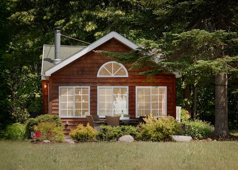 Lakefront Cottage in Charlevoix