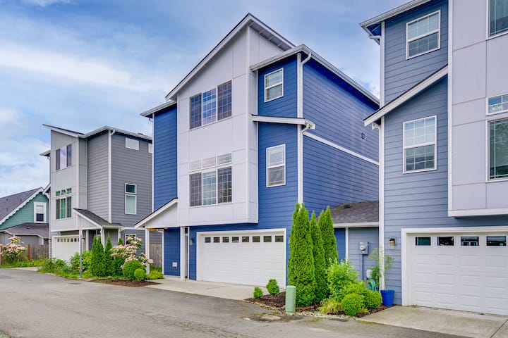 Balcony & Mtn Views! Newly Built Getaway In Monroe - Monroe, WA