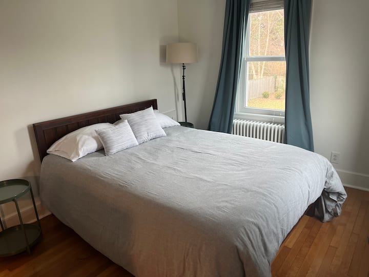 غرفة نوم بحجم كوين في الطابق الثاني مع مكتب وخزانة ملابس