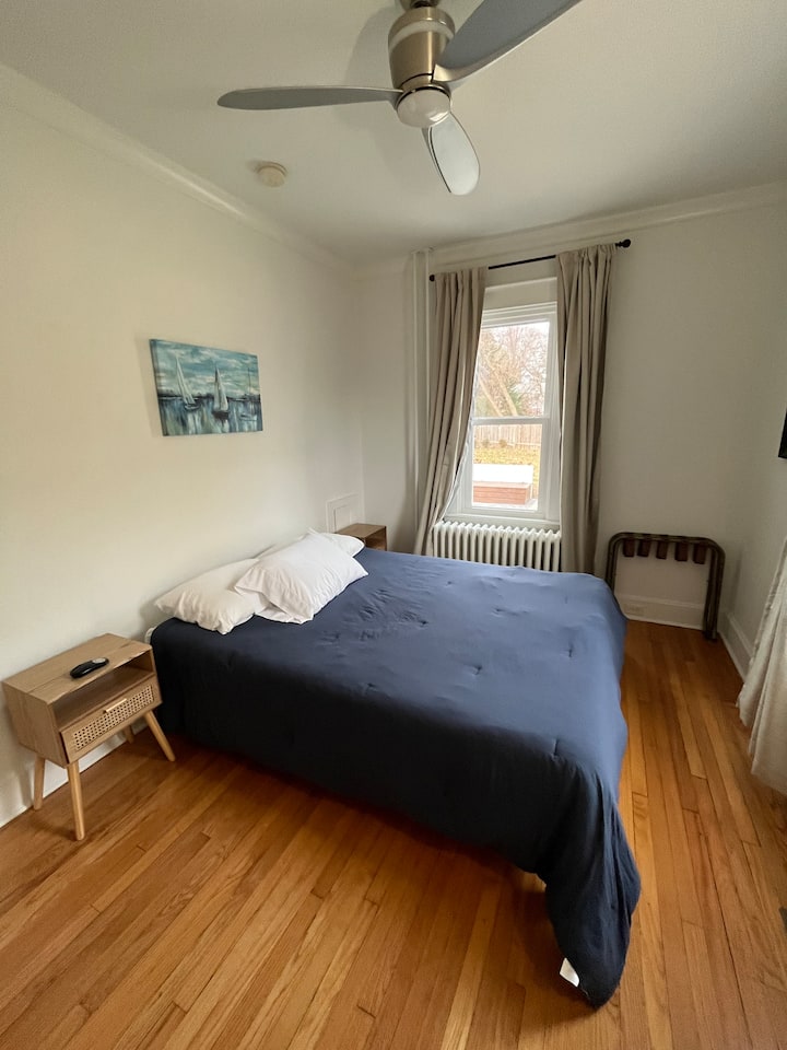 غرفة نوم في الطابق الأرضي تحتوي على سرير متوسط الحجم.