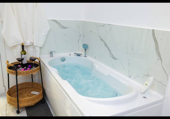 Apollo 2 bd jacuzzi suite gallery image 2