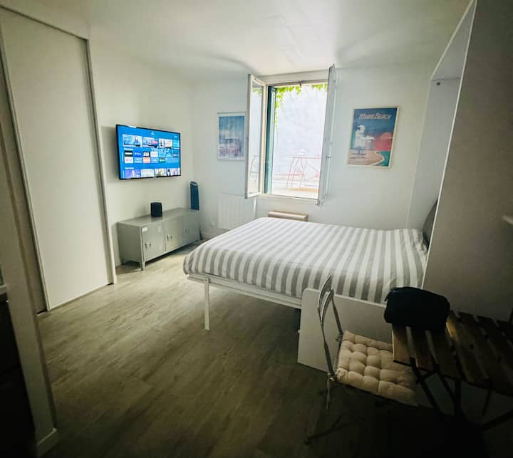 Studio Avec Terrasse Privative. Neuilly Sur Seine. - Bois-Colombes