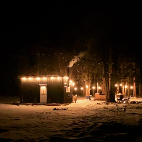 Kinfolk Tiny Cabin (+ hot tub!)