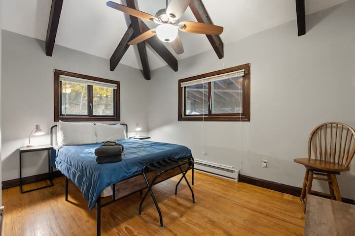 Dormitorio #2: cama tamaño queen en el piso principal
