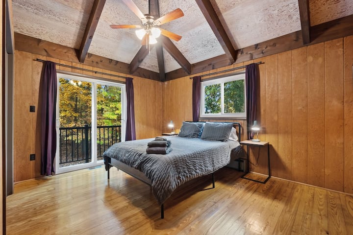 Dormitorio 3: cama tamaño queen en la planta principal.