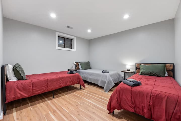 Dormitorio #5: tres camas individuales en el nivel inferior