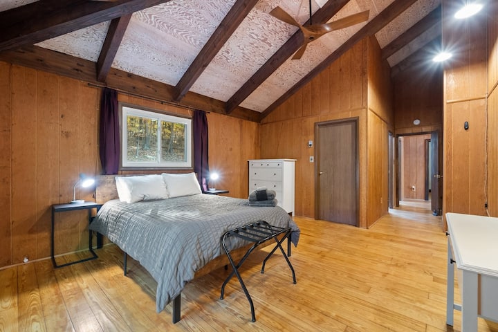 Dormitorio #1: cama tamaño queen en el piso principal con baño privado.