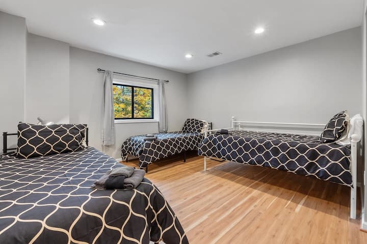 Dormitorio 4: tres camas individuales en el nivel inferior