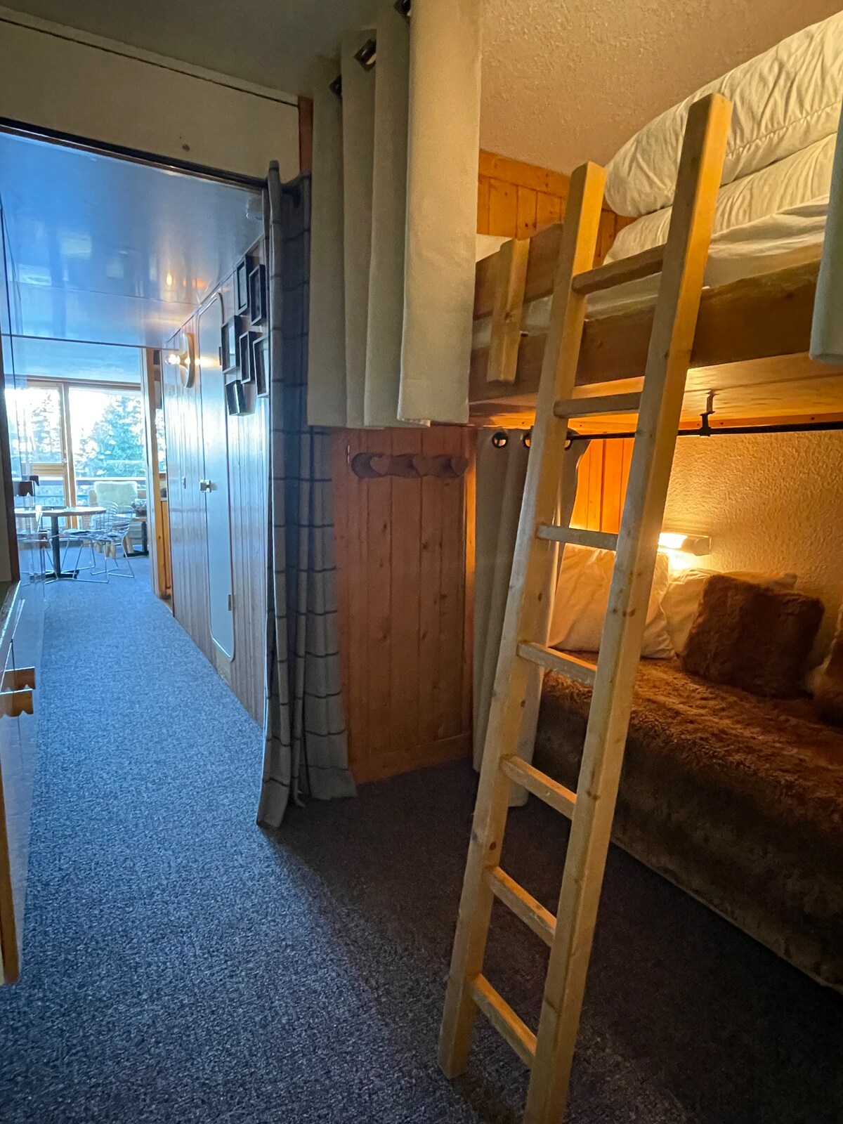 Входно спално помещение: 1  легло за 2 - ма души на 140 височина достъп чрез стълба
1 ниско легло 1 човек.
1 легло с ниско чекмедже 1 човек, който се качва до долното легло, за да формира двойно легло, ако е необходимо
Леглата са оборудвани със завеси, за да създадат уединение