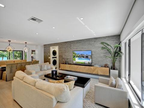 Luxury close to beach heat pool/hot tub/pool table