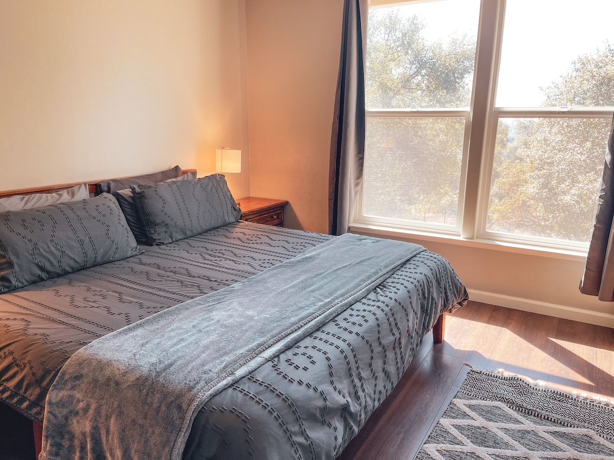 Sapo u shtuan perdet e reja të errëta! 
Dhoma kryesore e gjumit ka pamje të mrekullueshme, një krevat fëmijësh dhe një krevat dopio "king" me banjë ngjitur. 