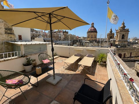 Birgu Square Townhouse • Rooftop Views • 3 Baths