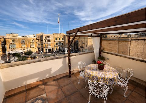 Birgu Square Townhouse • Rooftop Views • 3 Baths